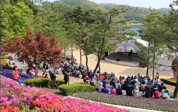 ▲ 대통령 별장 청남대 영춘제 공연장을 찾은 관람객들.ⓒ충북도