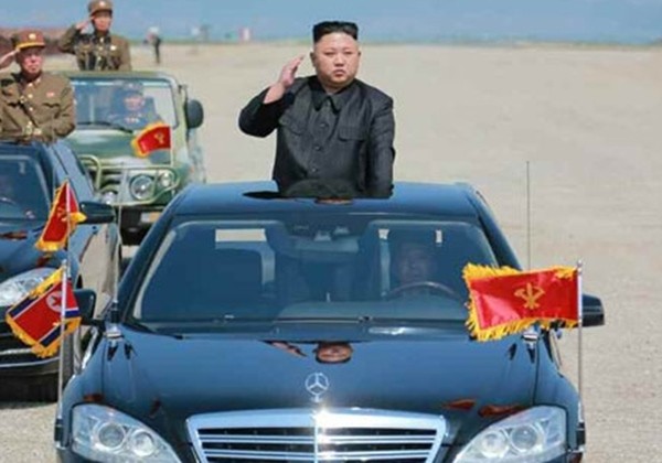 ▲ 중국 관영매체가 북핵·미사일 문제로 조성된 한반도 긴장 국면을 두고 북한과 한·미 쌍방의 책임 있는 태도가 필요하다고 주장했다. 사진은 김정은이 세단을 타고 해군, 항공 및 반항공군, 전선최정예포병을 사열하고 있는 모습.ⓒ北선전매체 홈페이지 캡쳐