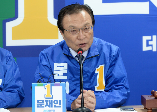 ▲ 이해찬 공동선대위원장이 지난 26일 오전 서울 여의도 더불어민주당 대회의실에서 열린 제7차 국민주권선거대책위원회의에 참석해 모두발언 하고 있다.ⓒ뉴시스