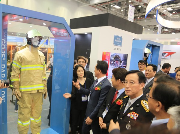 ▲ 대구 엑스코에서 열린 국제소방안전박람회에서 권영진 대구시장 등이 행사장을 둘러보고 있다.ⓒ엑스코