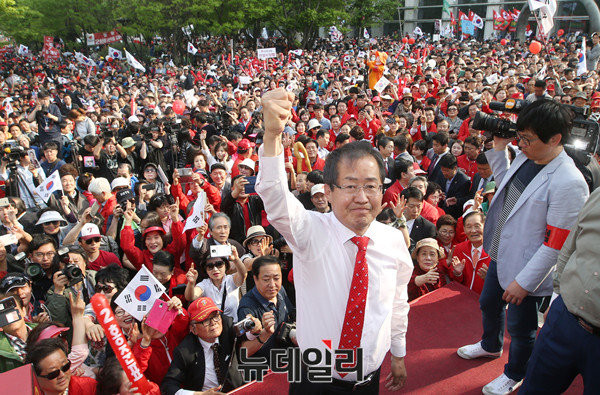 ▲ 자유한국당 홍준표 후보가 30일 서울역 코엑스 유세 도중 주먹을 불끈 쥐어보이는 모습이다. ⓒ뉴데일리 이종현 기자