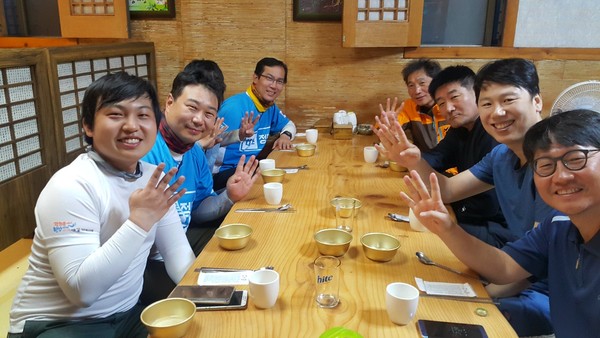 ▲ 바른정당 소속 의원들과 관계자들이 국토대장정을 통해 새 보수의 길을 찾는 일에 매진하고 있다. 사진은 지난 28일, 바른정당 자전거 종주팀과 국토대장정팀이 만났을 때의 모습. ⓒ바른정당 제공