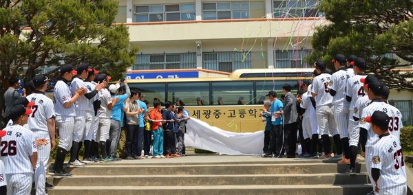 ▲ 충북 청주 세광고등학교 총동문회가 지난달 29일 학교버스를 기증했다.ⓒ충북교육청