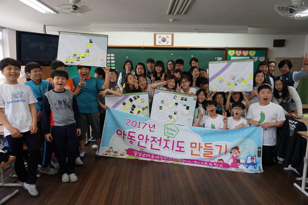 ▲ 달성군(군수 김문오)은 아이들이 안전하게 뛰어놀 수 있는 도시환경 조성을 위해 ‘2017년 아동안전지도 제작’ 사업을 본격 착수했다. 사진은 지난 28일 천내초 안전지도 만들기 모습.ⓒ달성군