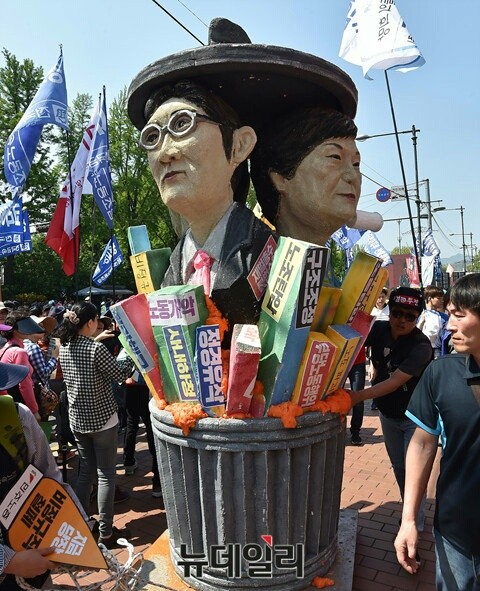 ▲ 5월 1일 서울 종로구 대학로에서 민주노총 주최 '2017 세계노동자의 날' 행사가 진행됐다. 행사에 박근혜 전 대통령과 이재용 삼성전자 부회장을 형상하는 조형물이 등장한 모습.ⓒ뉴데일리 이종현 기자