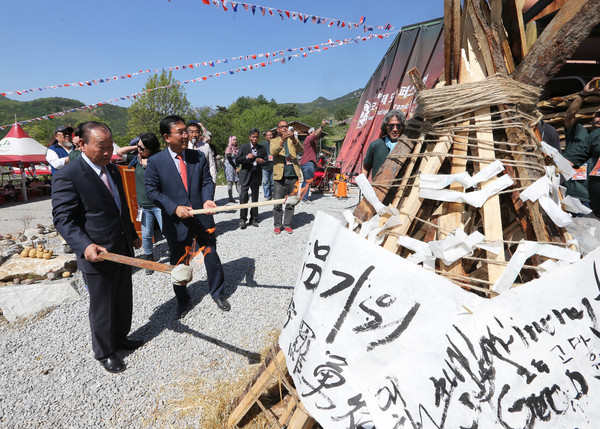 ▲ 나용찬 괴산군수가 1일 연풍면 조령민속공예촌에서 열리고 있는 제4회 2017하모니국제도예프렌드십 축제장을 방문해 관계자들을 격려했다.ⓒ괴산군