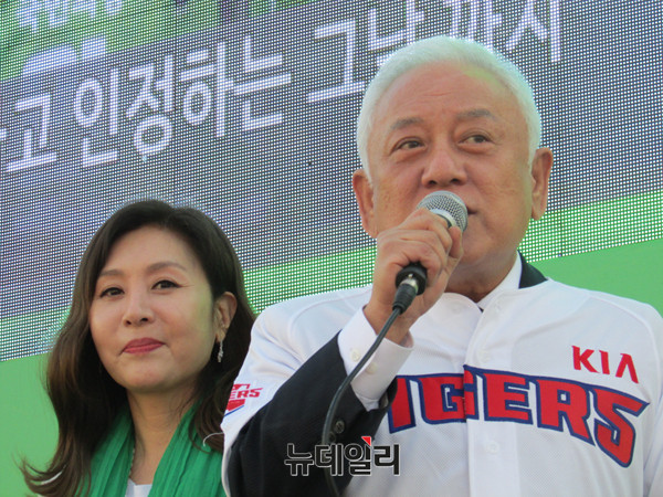 ▲ 국민의당 안철수 후보의 지지율이 극심한 정체기에 접어들자, 옥탑방을 떨치고나와 지원유세에 나선 김한길 전 의원과 최명길 여사가 지난 26일 광주챔피언스필드 앞에서 지지를 호소하고 있다. ⓒ광주=뉴데일리 정도원 기자