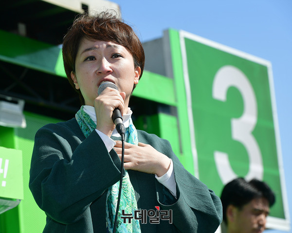 ▲ 국민의당 안철수 후보의 지지율이 극심한 정체기를 겪고 있는데도 불구하고, 이언주 의원은 모든 유세현장이 동행하며 격정적인 지지 호소 연설을 펼치고 있어 눈길을 끌고 있다. 사진은 지난 24일 전남 목포역광장 앞에서 안철수 후보 지지 연설을 하고 있는 이언주 의원의 모습. ⓒ목포(전남)=뉴데일리 정상윤 기자