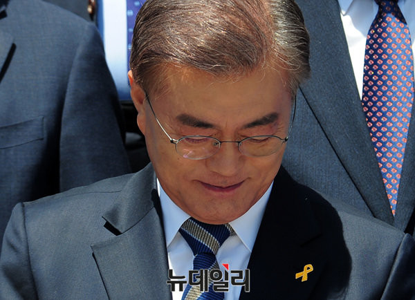 ▲ 고개 숙인 문재인 민주당 대선후보. ⓒ공준표 기자