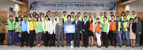 ▲ 청주 로타리 8개 클럽이 1일 청주시에 의료취약계층을 위한 2500만 원 상당의 재활의료물품을 전달했다.ⓒ청주시