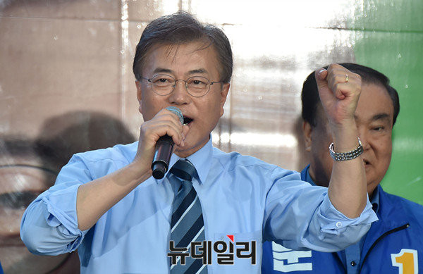 ▲ 더불어민주당 문재인 대선후보가 1일 오후 경기도 의정부시 의정부역 앞에서 열린 집중유세에서 지지를 호소하고 있다.ⓒ이종현 기자