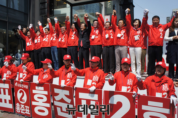 ▲ 지난달 22일 충북 청주 성안길을 방문한 홍준표 자유한국당 대통령 후보가 당원들과 손을 흔들고 있다.ⓒ김종혁 기자