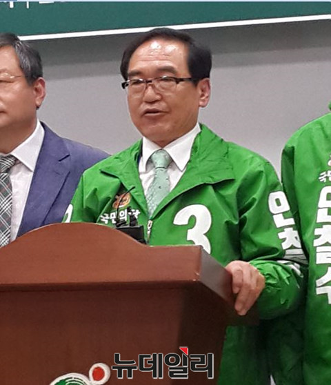 ▲ 국민의당 신언관 충북도당위원장이 지난 1일 충북도청에서 전직 광역·기초의원들의 안철수 지지 선언을 환영하고 있다.ⓒ김종혁 기자