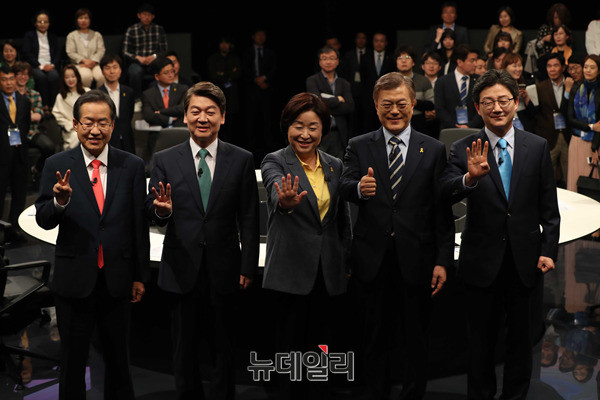 ▲ 자유한국당 홍준표·국민의당 안철수·정의당 심상정·더불어민주당 문재인·바른정당 유승민 후보(사진 왼쪽부터)가 지난달 25일 종합편성채널 JTBC의 대선후보 초청토론회에 앞서 함께 사진 촬영 요청에 응하고 있다. ⓒ사진공동취재단