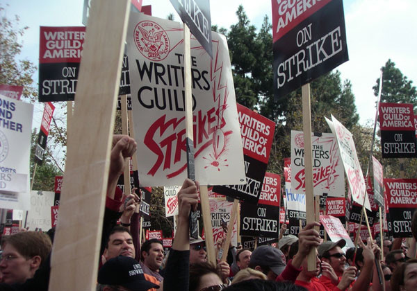 ▲ 美작가협회 등이 총파업을 준비 중이라고 한다. 파업이 시작되면 현재 방영 중인 드라마, 제작 중인 영화 등의 방영과 개봉에 차질이 생길 것으로 보인다. 사진은 2007년 美작가협회의 100일 파업 당시 모습. ⓒ위키피디아 공개사진.