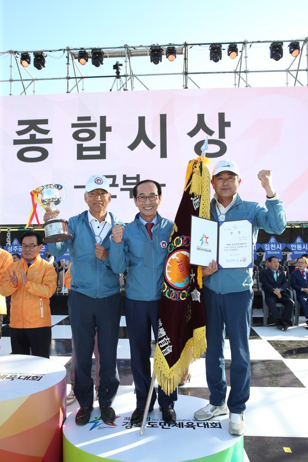 ▲ 청도군이 올해 열린 경북도민체전에서 종합3위를 달성했다. 가운데는 이승율 청도군수.ⓒ청도군