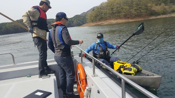 ▲ 옥천군이 5~6월 산란철을 맞아 대청호에 쏘가리 포획단속에 나섰다.ⓒ옥천군