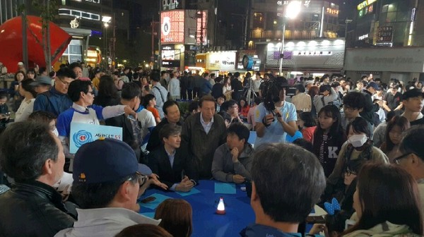 ▲ 지난달 30일 문재인 민주당 대선후보의 신촌 유세 현장 후 진행된 문톡 집단토론. ⓒ민주당 집단지성센터