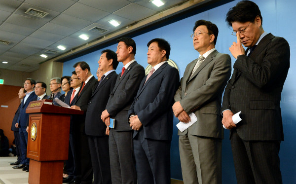 ▲ 구 여권 의원 12인이 2일 국회에서 기자회견을 열어 바른정당 탈당과 자유한국당 홍준표 후보 지지를 선언하고 있다. ⓒ뉴시스 사진DB