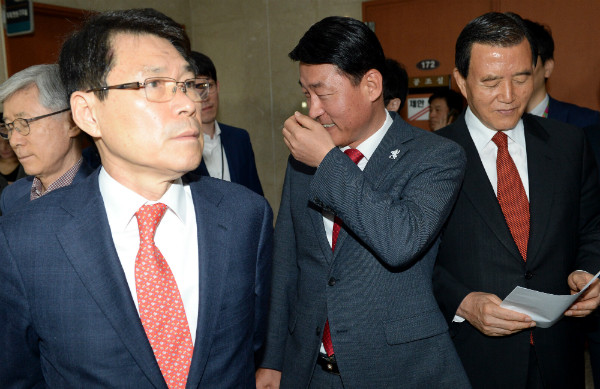 ▲ 바른정당 탈당과 자유한국당 홍준표 후보 지지를 선언한 의원들이 2일 국회에서 기자회견을 마친 뒤 복도로 나와 미소짓고 있다. ⓒ뉴시스 사진DB