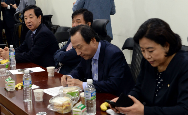 ▲ 바른정당 탈당파 의원들이 2일 오전 의원회관에서 샌드위치와 우유를 먹고 핸드폰을 만지작거리면서 집단탈당 문제를 함께 모의하고 있다. ⓒ뉴시스 사진DB