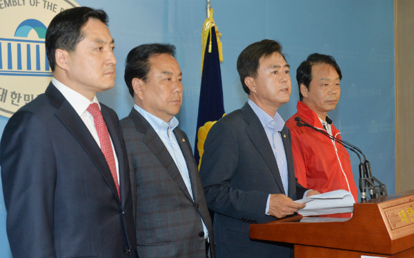 ▲ 자유한국당 박대출 이우현 김태흠 이완영 의원이 2일 오후 국회에서 기자회견을 열어 이날 오전 바른정당 탈당을 선언한 12인 의원의 복당에 반대하는 입장을 피력하고 있다. ⓒ뉴시스 사진DB