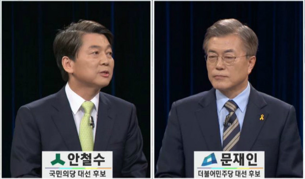 ▲ 국민의당 안철수 후보가 더불어민주당 문재인 후보에게 질문하고 있다(자료화면). ⓒKBS 방송화면 갈무리