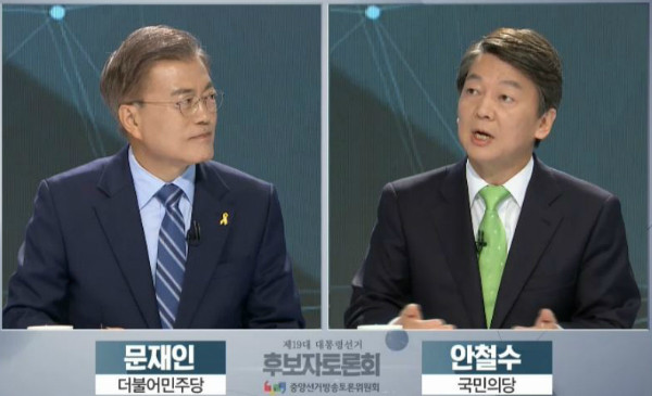 ▲ 더불어민주당 문재인 후보의 질문에 대해 국민의당 안철수 후보가 답변하고 있다(자료화면). ⓒKBS 방송화면 갈무리