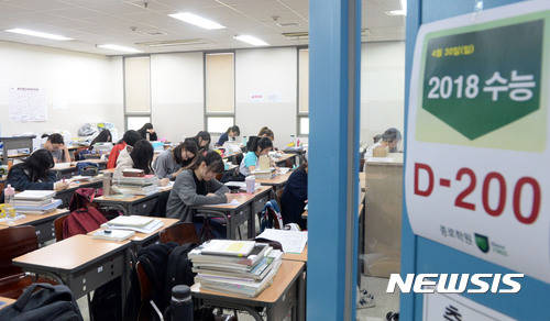 ▲ 올해 11월16일 시행되는 '2018학년도 대학수학능력시험'까지 200일 앞둔 지난달 30일 서울 중구 종로학원에서 수험생들이 수능 공부에 집중하고 있다. ⓒ뉴시스