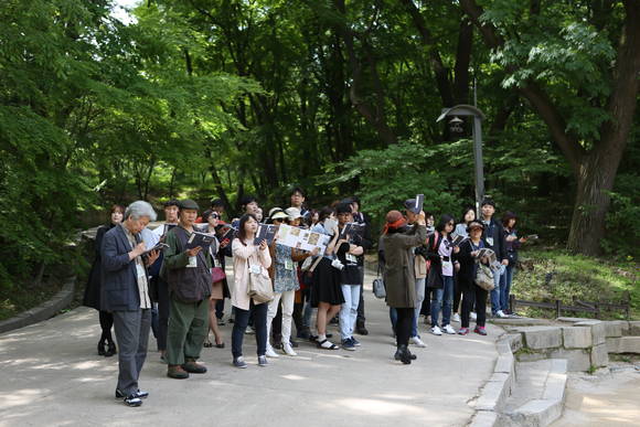 ▲ 창덕궁 나무답사 체험객들 ⓒ 한국문화재재단
