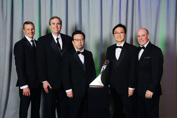 ▲ 글로벌 완성차 브랜드 제너럴 모터스(GM)가 개최한 '올해의 우수 공급업체'에 선정된 한국타이어 관계자들이 기념촬영을 하고 있다. ⓒ한국타이어