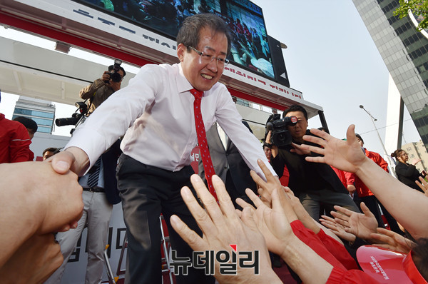 ▲ 홍준표 자유한국당 대선후보가 지난달 30일 오후 서울 강남구 코엑스 앞에서 열린 집중유세에서 지지자들과 악수를 나누고 있다. ⓒ뉴데일리 이종현 기자