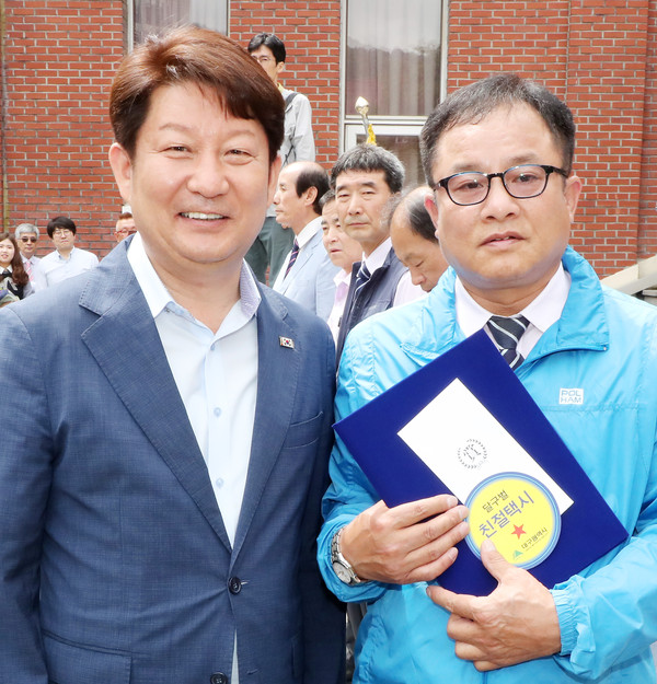 ▲ 권영진 대구시장(왼쪽)이 10일 달구벌 친절택시 인증식을 갖고 인증을 받은 기사와 기념촬영을 하고 있다.ⓒ대구시