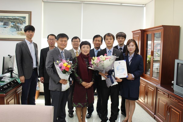 대성청정에너지 전현준 팀장(앞줄 오른쪽 두번째)가 지난 1일 근로자의 날을 맞아 고용노동부장관상을 수상했다.ⓒ대성청정에너지