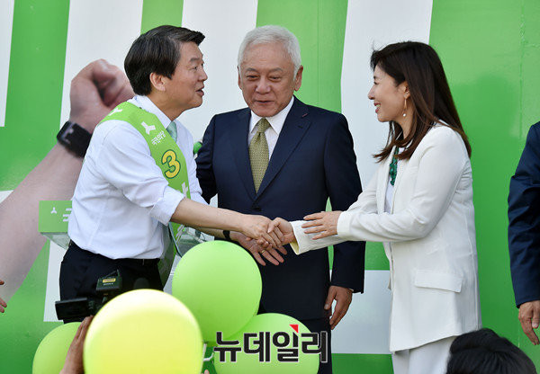 ▲ 국민의당 안철수 후보가 3일 전북 익산역 광장에서 열린 유세에서 김한길 전 의원의 배우자 '명성황후' 최명길 여사와 손을 맞잡고 있다. ⓒ익산(전북)=뉴데일리 이종현 기자