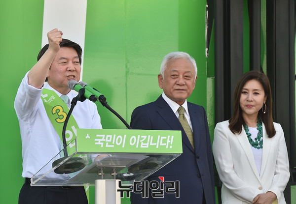 ▲ 국민의당 안철수 후보가 3일 전북 익산역 광장 유세에서 연설을 하고 있는 가운데, 김한길 전 의원과 배우자 '명성황후' 최명길 여사가 이를 지켜보고 있다. ⓒ익산(전북)=뉴데일리 이종현 기자