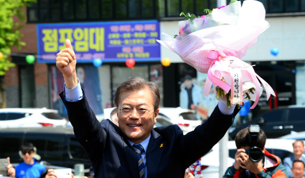 ▲ 더불어민주당 문재인 후보가 지난달 29일 전북 익산역광장에서 열린 유세에서 지지자들의 환호에 답하고 있다. ⓒ뉴시스 사진DB