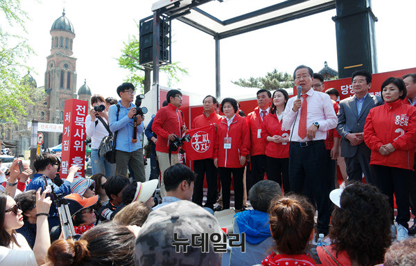 ▲ 자유한국당 홍준표 후보가 지난 1일 전북 전동성당 앞에서 전북사위라는 팻말을 세워둔 채 유세를 펼치고 있다. ⓒ전주(전북)=뉴데일리 정상윤 기자