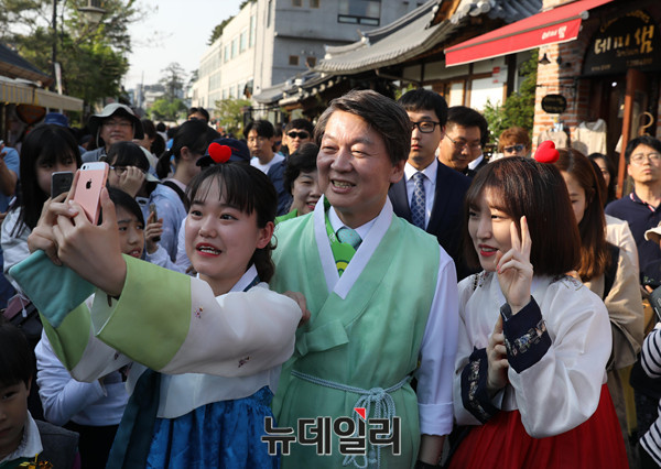▲ 국민의당 안철수 후보가 지난 3일 전북한옥마을에서 연휴를 맞아 몰려온 관광객들과의 기념 촬영에 응하고 있다. ⓒ전주(전북)=뉴데일리 이종현 기자