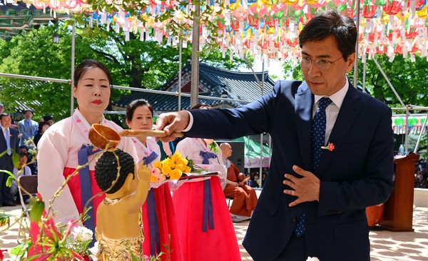 ▲ 안희정 충남도지사가 3일 공주 마곡사에서 열린 불기 2561년 부처님 오신 날 봉축법요식에 참석해 부처님의 자비를 되새겼다.ⓒ충남도