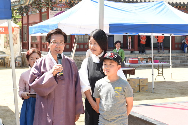 ▲ 살림예술가 이효재씨(오를쪽 두번째)가 3일 문경찻사발축제에서 고윤환 문경시장(왼쪽 두번째)과 자리를 함께 하고 있다.ⓒ문경시