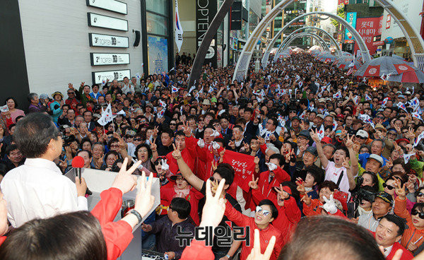 ▲ 자유한국당 홍준표 후보가 3일 부산 남포동 피프 광장에서 유세하고 있다. ⓒ뉴데일리 정상윤 기자