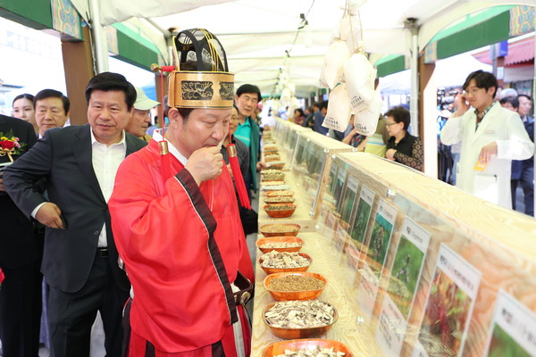 ▲ 3일 ‘대구약령시한방문화축제’에서 권영진 대구시장이 약재를 살펴보며 향을 맡고 있다.ⓒ대구시