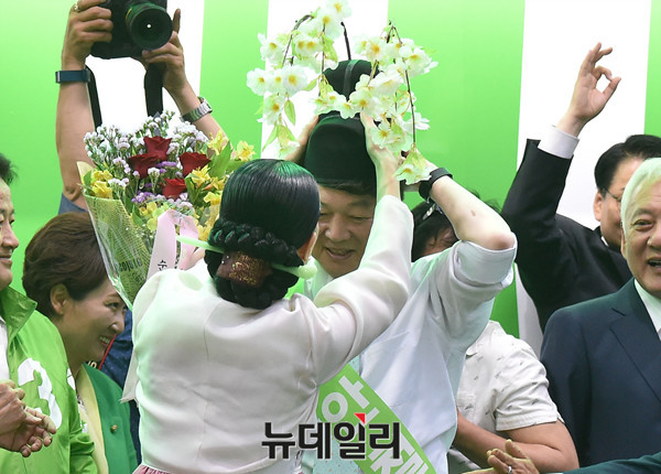 ▲ 국민의당 안철수 후보가 3일 전북 남원에서 미스 춘향으로부터 어사화를 전달받고 있는 가운데, 양옆에서 이를 지켜보고 있던 김한길 전 의원과 이언주 의원이 환하게 웃고 있다. ⓒ남원(전북)=뉴데일리 이종현 기자