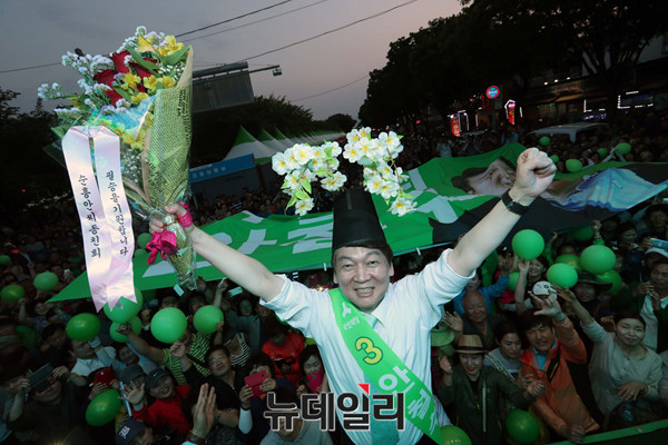 ▲ 국민의당 안철수 후보가 3일 전북 남원에서 미스 춘향으로부터 어사화를 전달받은 뒤, 안철수 대통령을 연호하는 청중들에게 두 손을 들어 답례하고 있다. ⓒ남원(전북)=뉴데일리 이종현 기자