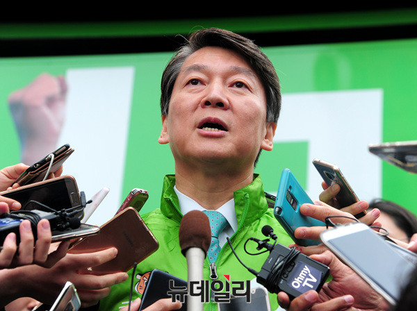 ▲ 국민의당 안철수 후보는 3일 전북 남원에서 유세 이후 취재진과 만찬간담회를 갖고, 친문재인 성향의 댓글부대 활동과 5차로 종료된 대선후보 TV토론에 대한 소회, 개혁공동정부 구상 등 폭넓은 사안에 대한 의견을 기탄없이 밝혔다. ⓒ뉴데일리 공준표 기자(자료사진)