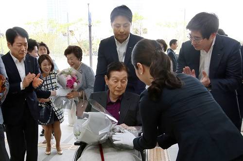 ▲ 롯데 임직원이 신격호 총괄회장을 맞이하며 꽃다발을 전달하는 모습. ⓒ롯데