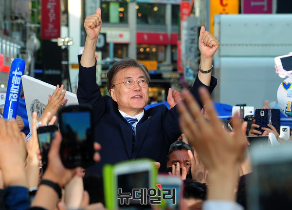 ▲ 문재인 민주당 대선후보가 3일 진주 유세에 나선 모습. ⓒ공준표 기자