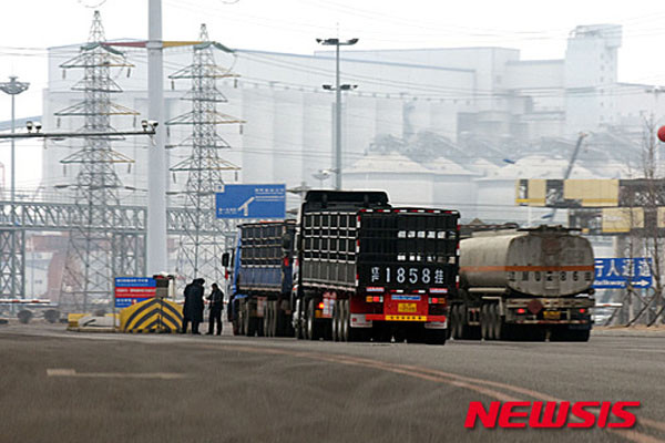▲ 中해관이 5월 초부터 대북 수출품에 대해 전수검사를 실시하기 시작했다고 RFA가 소식통들을 인용해 보도했다. 사진은 中해관 통과를 기다리는 화물차들. ⓒ뉴시스. 무단전재 및 재배포 금지.