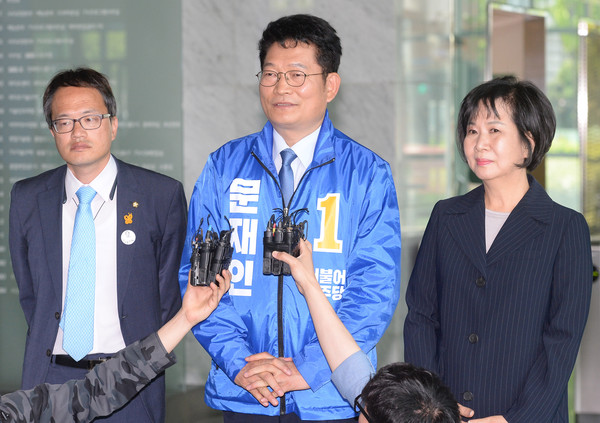 ▲ 3일 오후 서울 양천구 목동SBS 본사 로비에서 송영길(왼쪽 두번째) 문재인 캠프 선거대책총괄본부장이 '세월호 지연 인양' 의혹 보도 관련 항의 방문에 대해 설명하고 있다. 왼쪽부터 더불어민주당 박주민 의원, 송 본부장, 손혜원 의원. ⓒ뉴시스